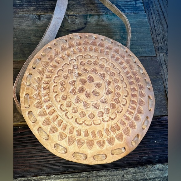 Round tooled leather Crossbody (PB2) - Picture 3 of 7